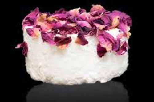Chèvre et Pétales de Roses